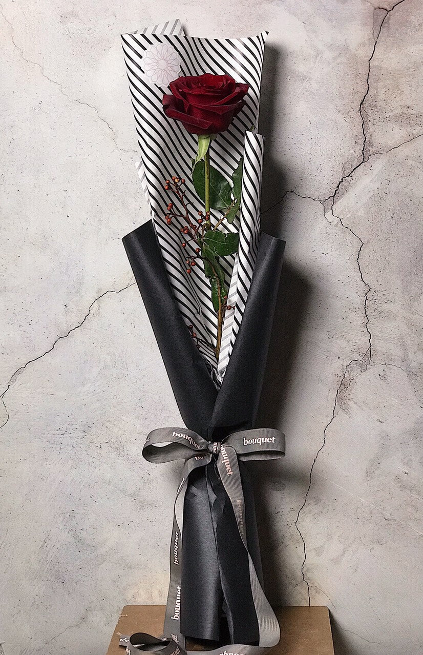 The Classic (A small bouquet of 1 Special Rose)